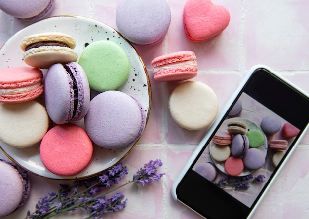 Concepto de fotografía de alimentos. Foto de postres franceses macarrones con lavanda tomada en un teléfono inteligente