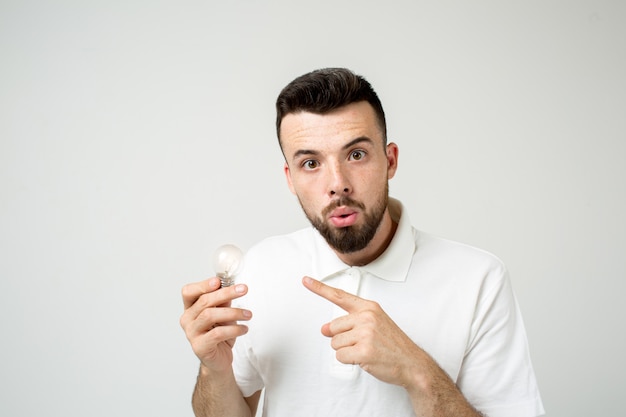 Concepto fresco de la idea del hombre barbudo fresco, estudiante feliz que sube con una o solución. aislado en blanco