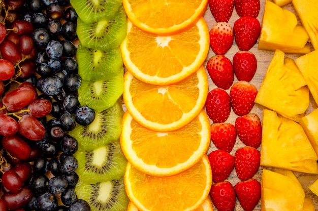 Concepto de frutas frescas Arreglo en fila de coloridas frutas saludables como fondo