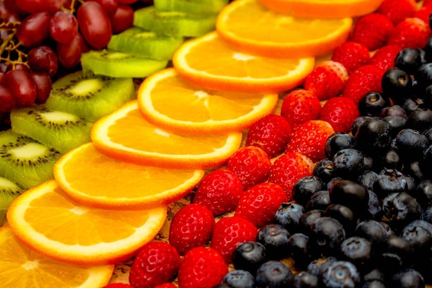 Concepto de frutas frescas Arreglo en fila de coloridas frutas saludables como fondo