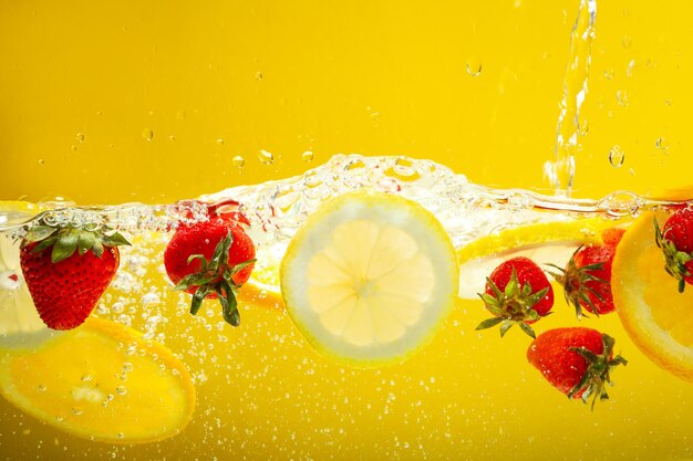 Concepto de frutas frescas de verano frutas en agua