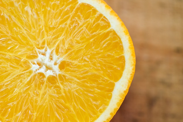 Foto concepto de frutas saludables de rodaja de naranja, frutas naranjas de cerca sobre fondo de madera