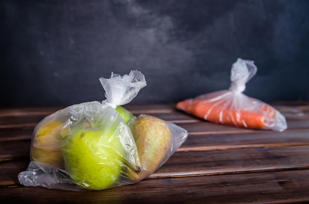 Concepto de frutas y verduras sin plástico en bolsas de plástico sobre un fondo marrón con espacio de copia