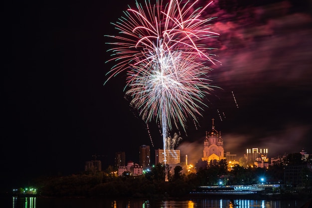 Concepto de fuegos artificiales en khabarovsk feliz año nuevo