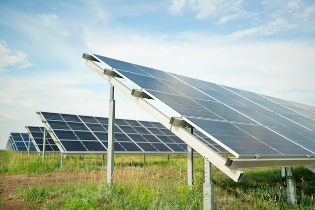 Concepto de fuente de electricidad alternativa fotovoltaica de panel solar del paisaje de recursos sostenibles