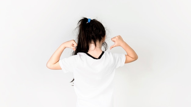 Foto concepto de fútbol con chica apuntando hacia atrás