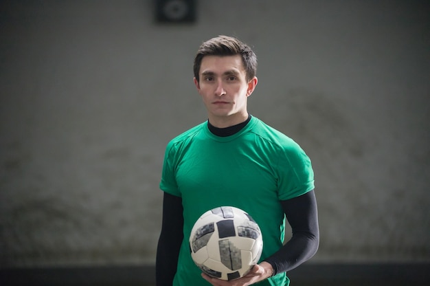 Foto concepto de fútbol jugador de fútbol sosteniendo una pelota