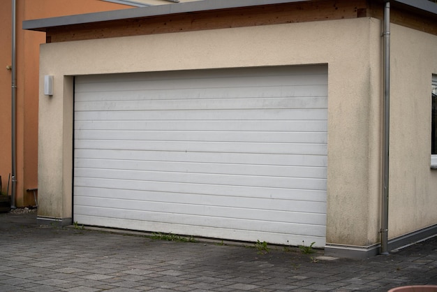 Concepto de garaje Puertas de garaje cerradas Vista exterior de una hermosa casa con puerta de garaje