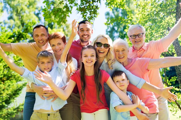 Foto concepto de generación y gente - retrato de familia feliz en el jardín de verano