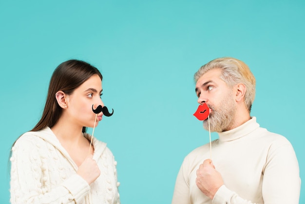 Concepto de género icono de sexo femenino y masculino pareja divertida de mujer con bigote y hombre con labios rojos i