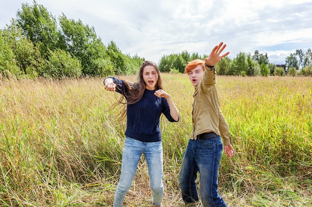 Concepto de gente feliz de vacaciones de vacaciones de verano. Pareja amorosa divirtiéndose juntos en la naturaleza al aire libre. Feliz joven bailando con su novia. Feliz pareja amorosa al aire libre en verano.