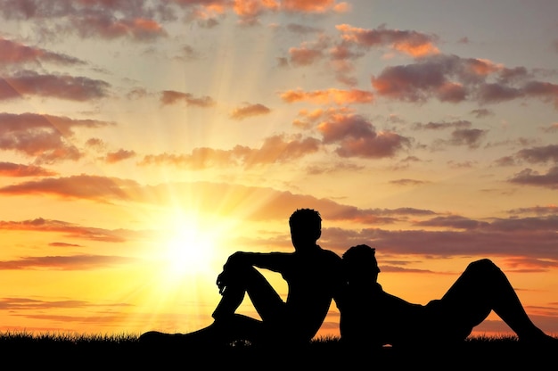 Concepto de gente gay. Silueta de dos veraneantes gay al atardecer