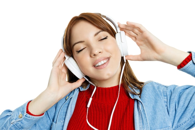 Concepto de gente joven con auriculares aislado sobre fondo blanco.