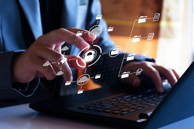 Concepto de gestión de archivos digitales Businessman está accediendo al almacenamiento de grandes datos en Internet Digital