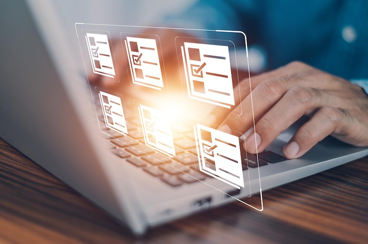 Foto concepto de gestión de documentos empresario que usa computadora para documentar el concepto de gestión base de datos de documentación en línea y sistema de almacenamiento de archivos digitales o registros de software que mantienen tecnología de base de datos