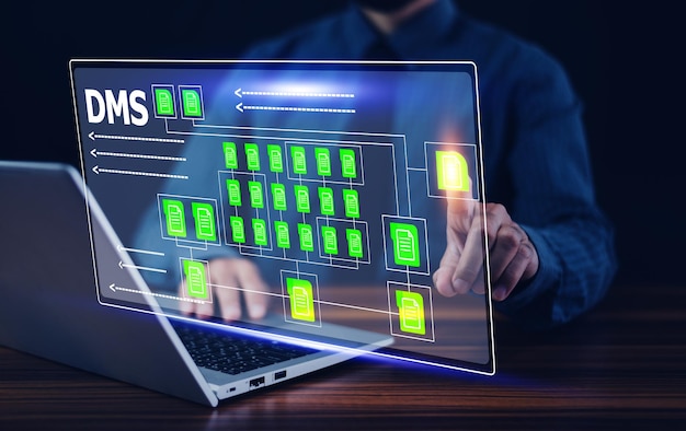 Foto concepto de gestión de documentos empresario que usa computadora para documentar el concepto de gestión base de datos de documentación en línea y sistema de almacenamiento de archivos digitales o registros de software que mantienen tecnología de base de datos