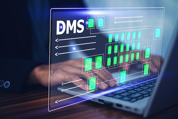 Concepto de gestión de documentos Empresario que usa computadora para documentar el concepto de gestión base de datos de documentación en línea y sistema de almacenamiento de archivos digitales o registros de software que mantienen tecnología de base de datos