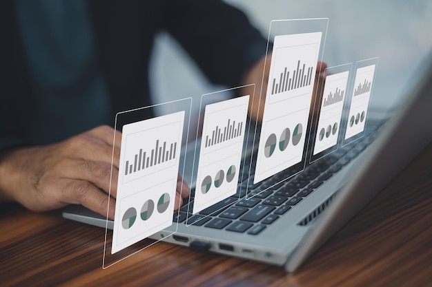 Foto concepto de gestión de documentos empresario que usa computadora para documentar el concepto de gestión base de datos de documentación en línea y sistema de almacenamiento de archivos digitales o registros de software que mantienen tecnología de base de datos