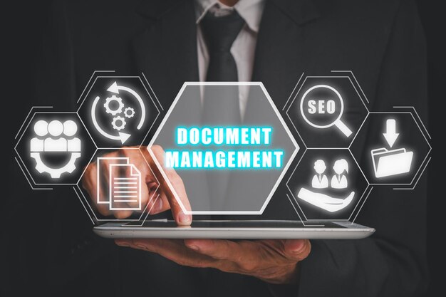Concepto de gestión de documentos Empresario que utiliza una tableta digital con icono de gestión de documentación en una pantalla virtual