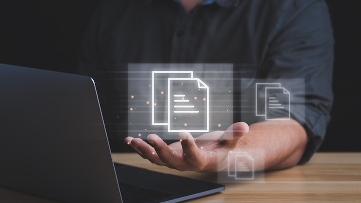 Foto concepto de gestión de documentos hombre de negocios que trabaja con la computadora portátil con iconos en la pantalla virtual.