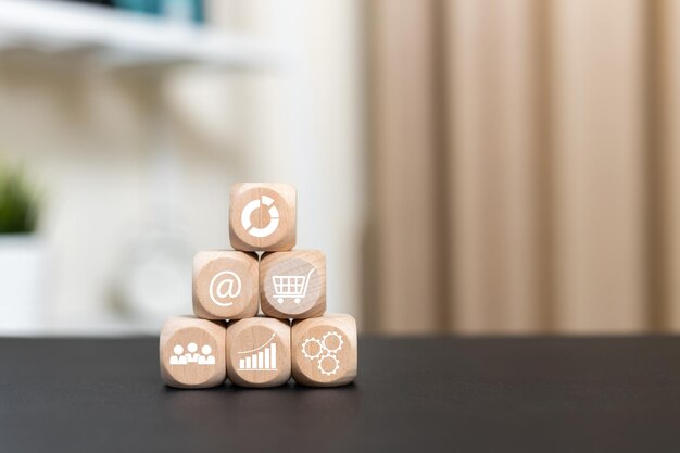 Concepto de gestión empresarial bloque de cubos de madera con íconos empresariales valor objetivo éxito inversión desarrollo objetivo abreviatura de mercado de clientes