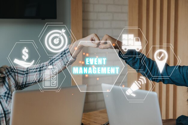 Concepto de gestión de eventos Equipo de negocios trabajando en una computadora portátil con icono de gestión de acontecimientos en pantalla virtual