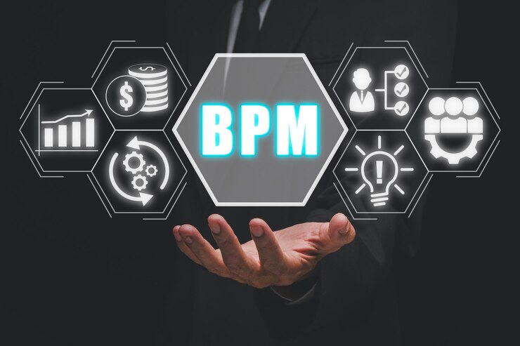 Concepto de gestión de procesos de negocio BPM Empresario con la mano sosteniendo el icono de administración de procesos de negocios en la pantalla virtual