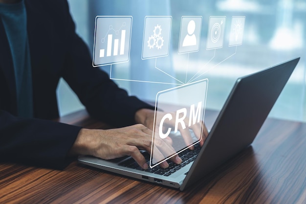 Concepto de gestión de relaciones con los clientes de CRM Empresario que utiliza software de CRM para marketing empresarial Gestión de clientes