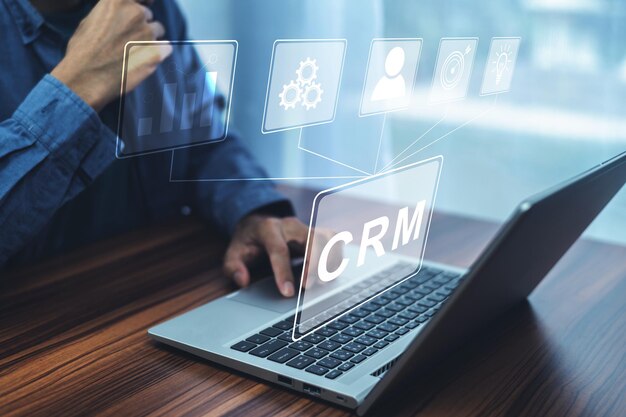 Concepto de gestión de relaciones con los clientes de CRM Empresario que utiliza software de CRM para marketing empresarial Gestión de clientes