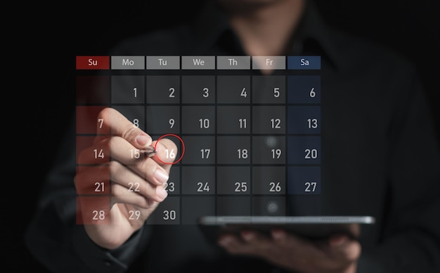 Foto concepto de gestión del tiempo el empresario gestiona el tiempo para un trabajo eficaz calendario en la interfaz de pantalla virtual destacar recordatorios de citas y agenda de reuniones en el calendario