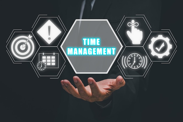 Concepto de gestión del tiempo Empresario con la mano sosteniendo el icono de administración del tiempo en la pantalla virtual