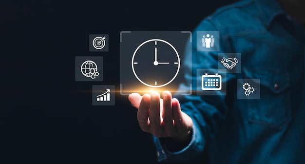 Concepto de gestión del tiempo Empresario que sostiene íconos virtuales de gestión de tiempo para el negocio para trabajar Planificación para aumentar la eficiencia y reducir el tiempo de trabajo Planificación de proyectos empresariales