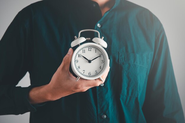 Concepto de gestión del tiempo Hombre de negocios sostenga el reloj Concepto de gestión del trabajo