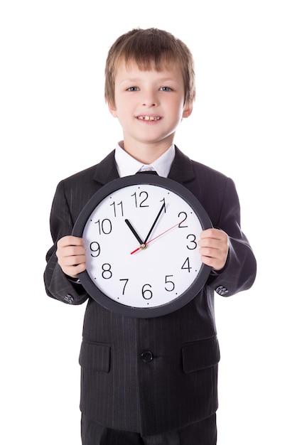 Concepto de gestión del tiempo - niño pequeño en traje de negocios con reloj de oficina aislado sobre fondo blanco