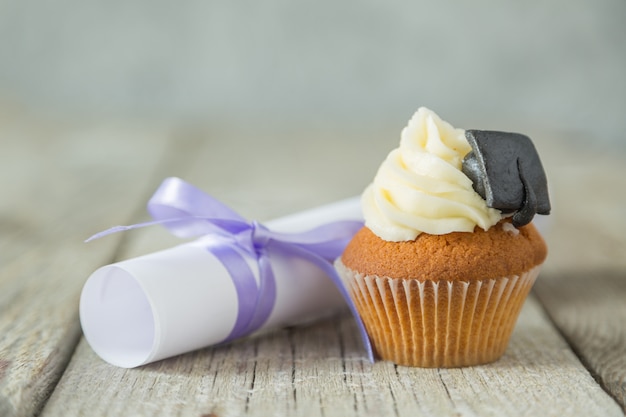 Concepto de graduación - cupcake con tapa académica