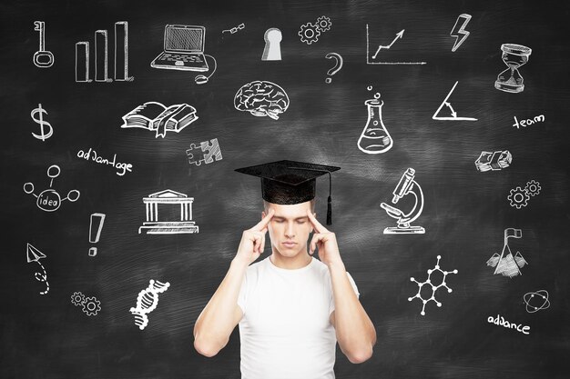 Foto concepto de graduación con hombre pensativo