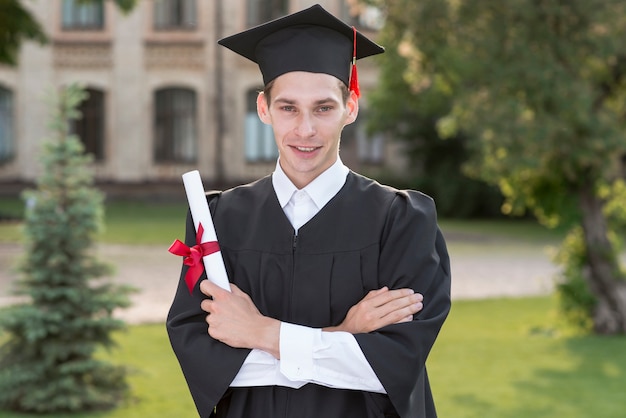 Foto concepto de graduación con retrato de hombre feliz