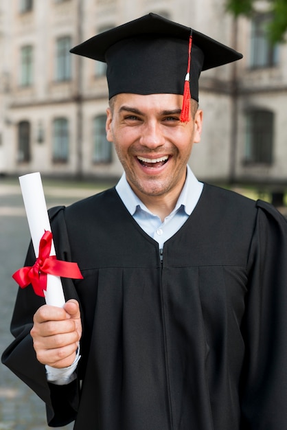 Foto concepto de graduación con retrato de hombre feliz