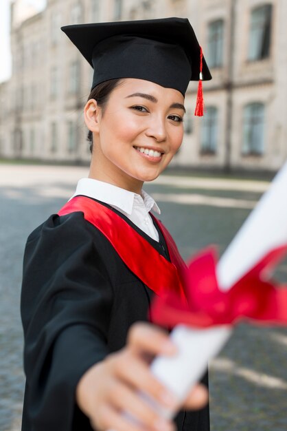 Concepto de graduación con retrato de mujer feliz