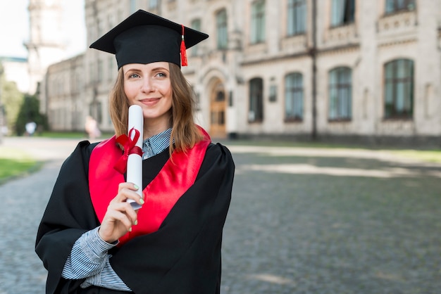 Foto concepto de graduación con retrato de mujer feliz