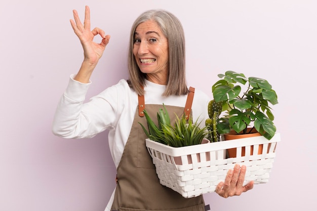 Concepto de granjero o jardinero de mujer de mediana edad