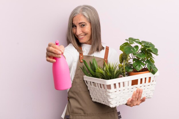 Concepto de granjero o jardinero de mujer de mediana edad