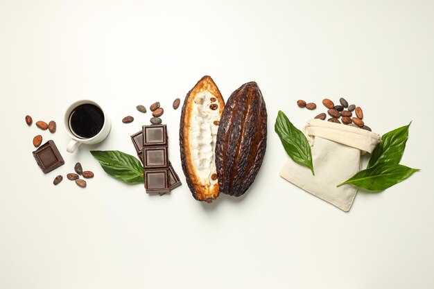 Concepto de granos de cacao frescos y aromáticos