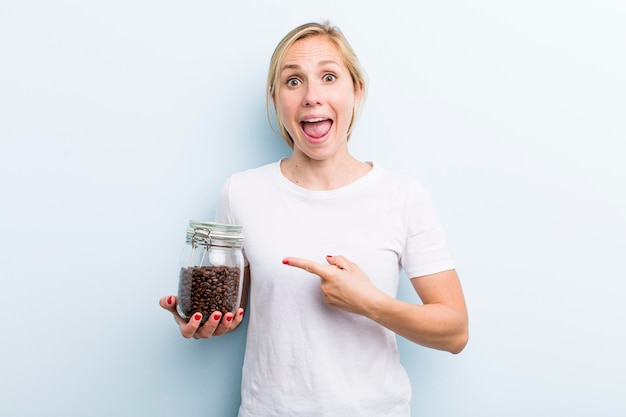 Foto concepto de granos de café de mujer bonita rubia