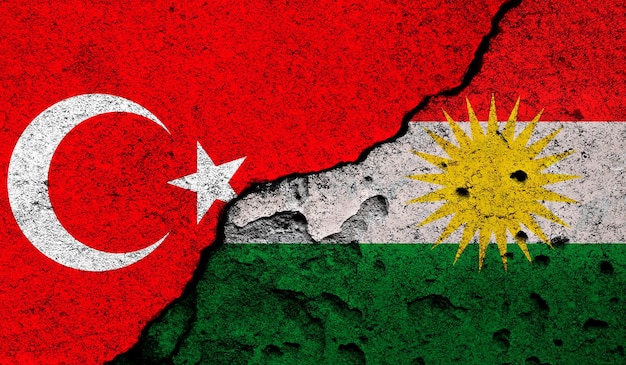 Concepto de guerra de conflicto de Turquía e Irán Fondo de banderas Muro de hormigón agrietado y dañado