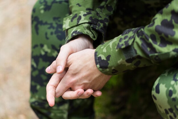 concepto de guerra, ejército y gente - cerca de un joven soldado con uniforme militar