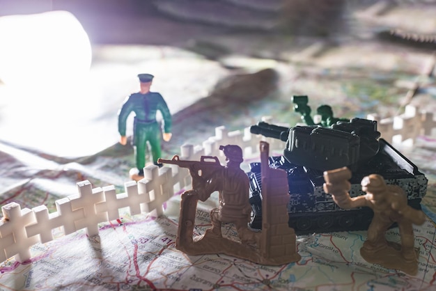 Concepto de guerra y militar Grupo de soldados en miniatura juguete con tanque en el mapa de Lituania Bielorrusia