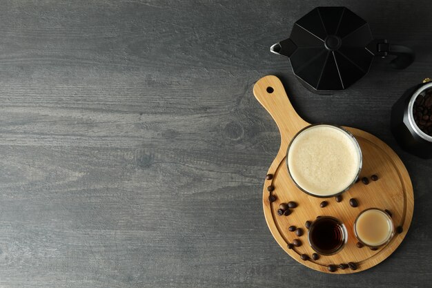 Concepto de hacer café irlandés en la mesa de madera oscura.