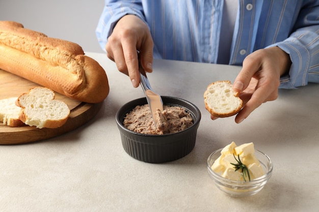 Concepto de hacer sándwiches de paté en una mesa de textura ligera