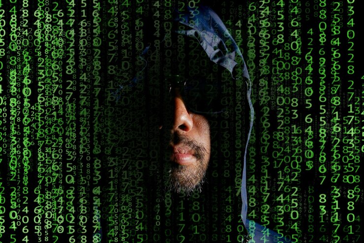 Foto el concepto de hacker hacker hood es un peligroso hacking y malware y virus informático robo de identidad y ciberseguridad